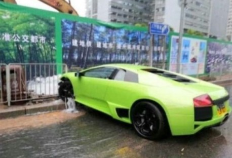 Crash Time China: Lamborghini Murcielago hits a Fire Hydrant