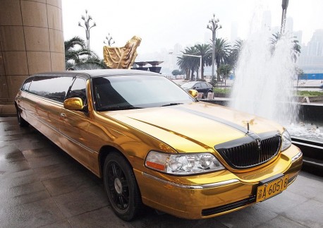 Bling! Lincoln Town Car stretched limousine is Gold in China