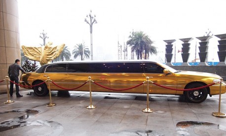 Bling! Lincoln Town Car stretched limousine is Gold in China