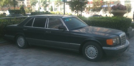 Spotted in China: US-spec W126 Mercedes-Benz 560 SEL