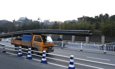 Transporting pipes, the Chinese way