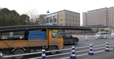 Transporting pipes, the Chinese way