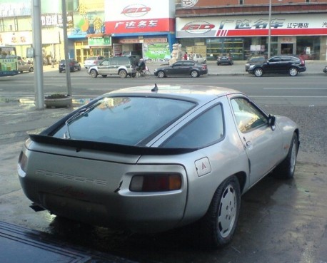 Spotted in China: Porsche 928 in Silver