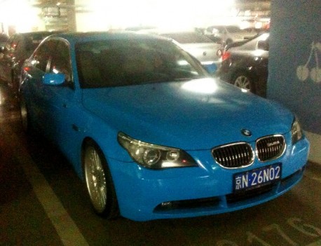 BMW E60 5-series is baby blue in China
