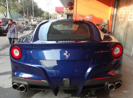 Ferrari F12berlinetta is Blue in China