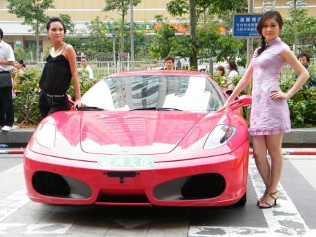 Pretty Chinese Girls & Two old Ferrari supercars