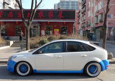 Ford Focus is a white & blue lowrider in China