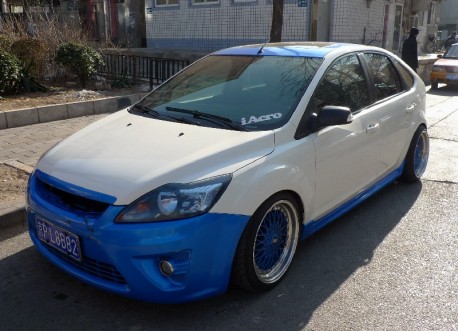 Ford Focus is a white & blue lowrider in China