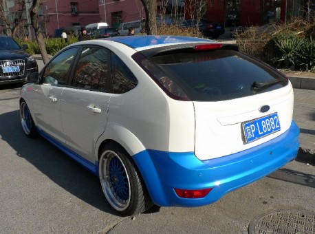 Ford Focus is a white & blue lowrider in China