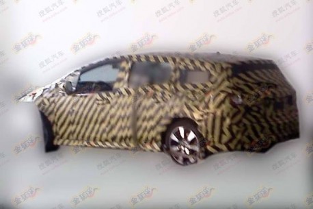 Spy Shots: new Honda Stream testing in China