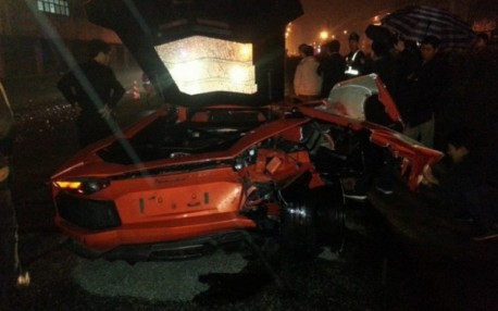 Crash Time China: Toyota hits Lamborghini Aventador hard in the back