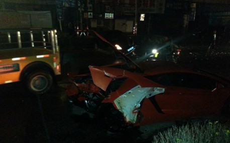 Crash Time China: Toyota hits Lamborghini Aventador hard in the back