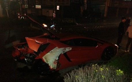Crash Time China: Toyota hits Lamborghini Aventador hard in the back