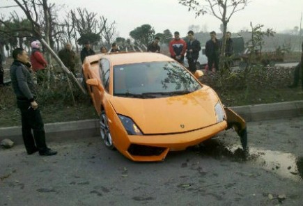 Crash Time China: Lamborghini Gallardo hits Trees