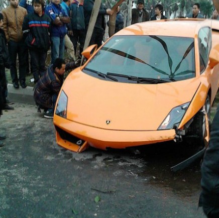Crash Time China: Lamborghini Gallardo hits Trees