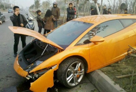 Crash Time China: Lamborghini Gallardo hits Trees