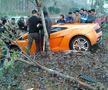 Crash Time China: Lamborghini Gallardo hits Trees