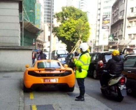 McLaren MP4-12 parks in the wrong spot in Macau