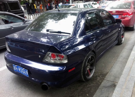 Spotted in China: Mitsubishi EVO 8 is Pimped in Blue
