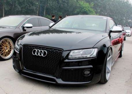 Audi S5 is a Black Lowrider in China