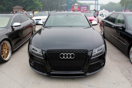 Audi S5 is a Black Lowrider in China