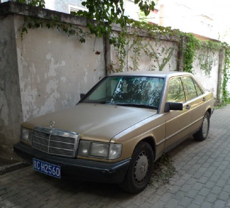 Spotted in China: W201 Mercedes-Benz 190E in brown