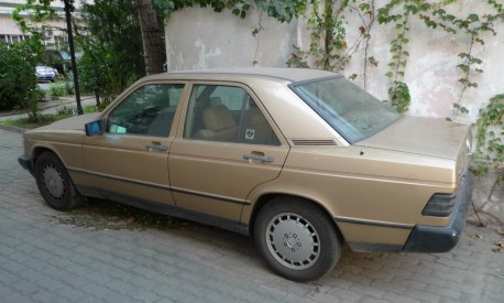 Spotted in China: W201 Mercedes-Benz 190E in brown