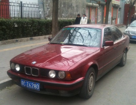 Spotted in China: E34 BMW 520i in red