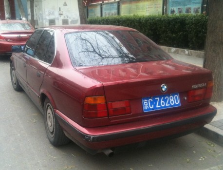 Spotted in China: E34 BMW 520i in red