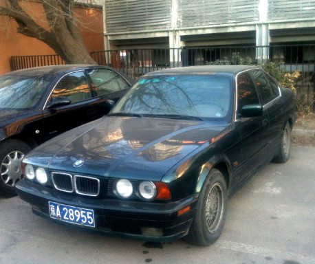 Spotted in China: E34 BMW 525i in green