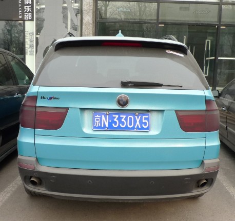 BMW X5 is matte blue in China
