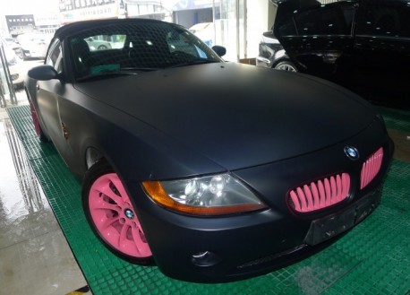 BMW Z4 in matte black & some Pink in China