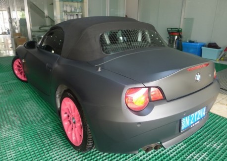 BMW Z4 in matte black & some Pink in China