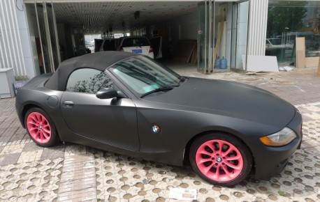 BMW Z4 in matte black & some Pink in China