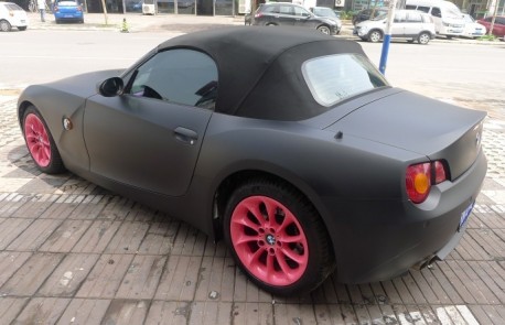 BMW Z4 in matte black & some Pink in China