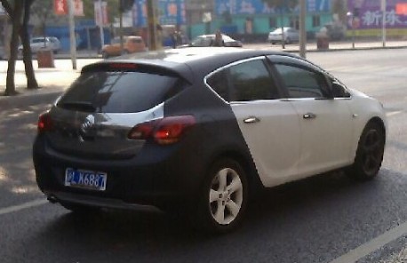 Buick Excelle is white, matte black and a bit Bling in China