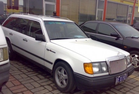 W124 Mercedes-Benz E-Class Estate gets a new Grille in China