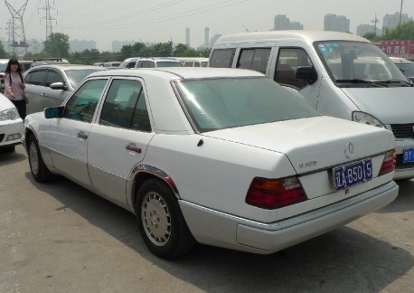 Spotted in China: W124 Mercedes-Benz E320