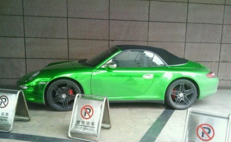 Porsche 911 Cabrio is shiny green in China