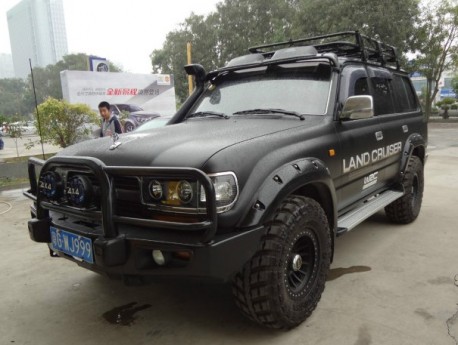 Toyota Land Cruiser 80 Series is matte black in China