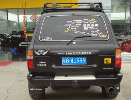 Toyota Land Cruiser 80 Series is matte black in China