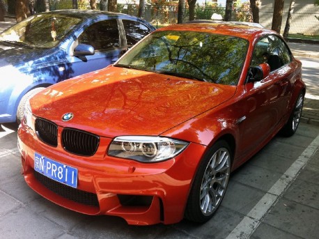 Spotted in China: BMW 1M looks Fast in Orange
