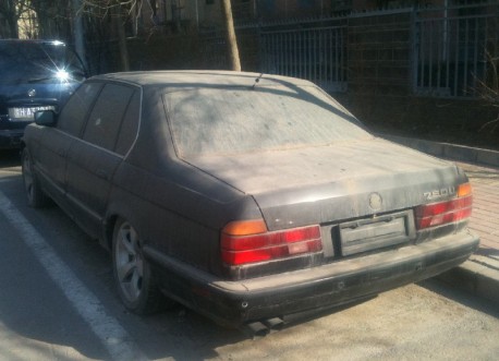 Spotted in China: abandoned E32 BMW 750 iL