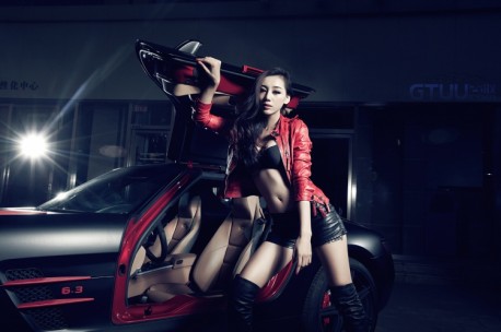 Hot Chinese Babe does a matte black-pink Mercedes-Benz SLS AMG