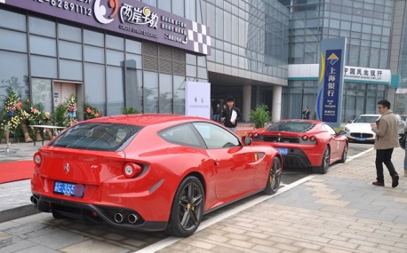 Ferrari FF & Ferrari F430 go Shopping in China