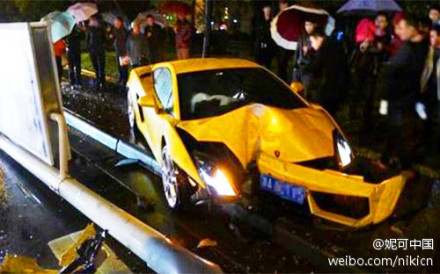 Crash Time China: Lamborghini Gallardo hits light pole