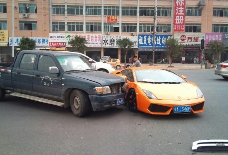 Crash Time China: Great Wall pickup truck vs Lamborghini Gallardo