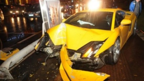 Crash Time China: Lamborghini Gallardo hits light pole