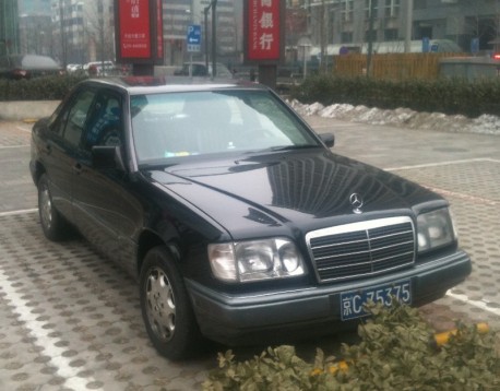 Spotted in China: W124 Mercedes-Benz E220 in Black