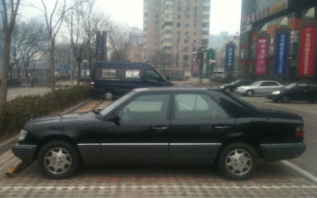 Spotted in China: W124 Mercedes-Benz E220 in Black